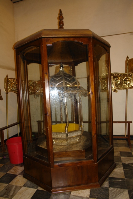          -. ( Dambulla - temple - tooth of Budda - displaying facility., Dambulla, Sri-Lanka)